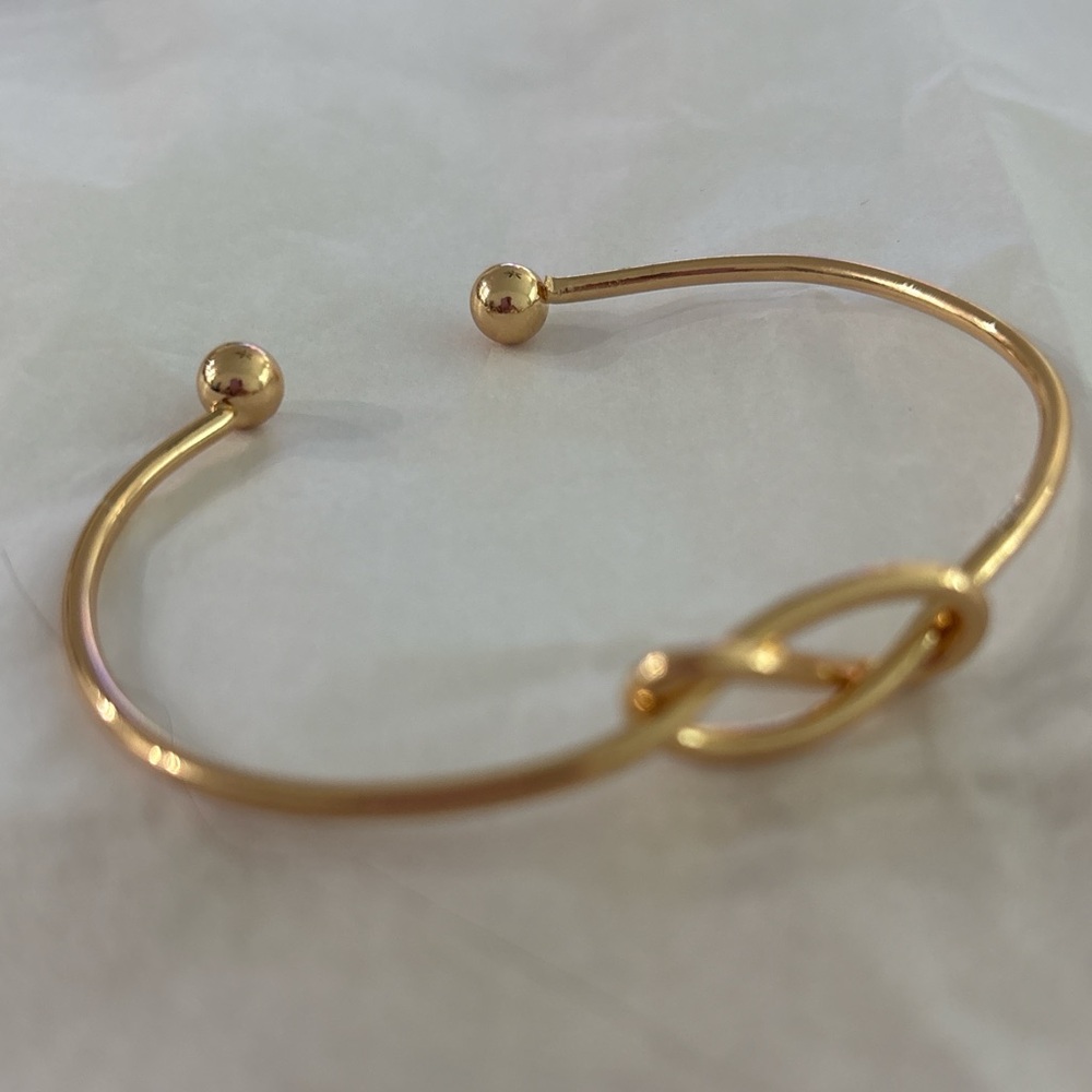 Elegant Gold Bracelet